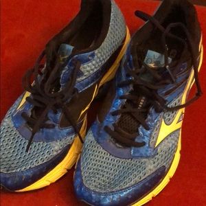 Size 9 tennis shoes. Very comfortable!!